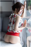 女人脱了内衣让男人揉摸吻亲